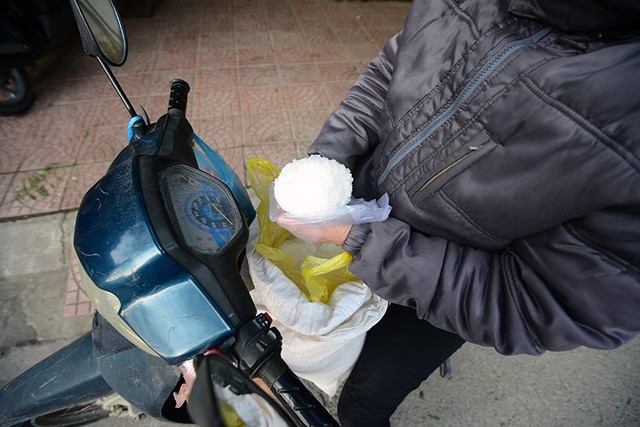 Người dân Thủ đô mua muối lấy may ngày mùng 1 Tết ảnh 2